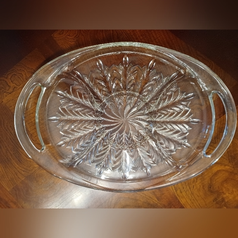 Vintage Jeanette glass divided feather handled.